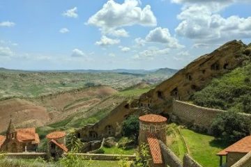 David gareja tour from Tbilisi private tour to visit semi desert and rainbow mountains-Тур в Давид Гареджа - Полдня в красивой цветной пустыне